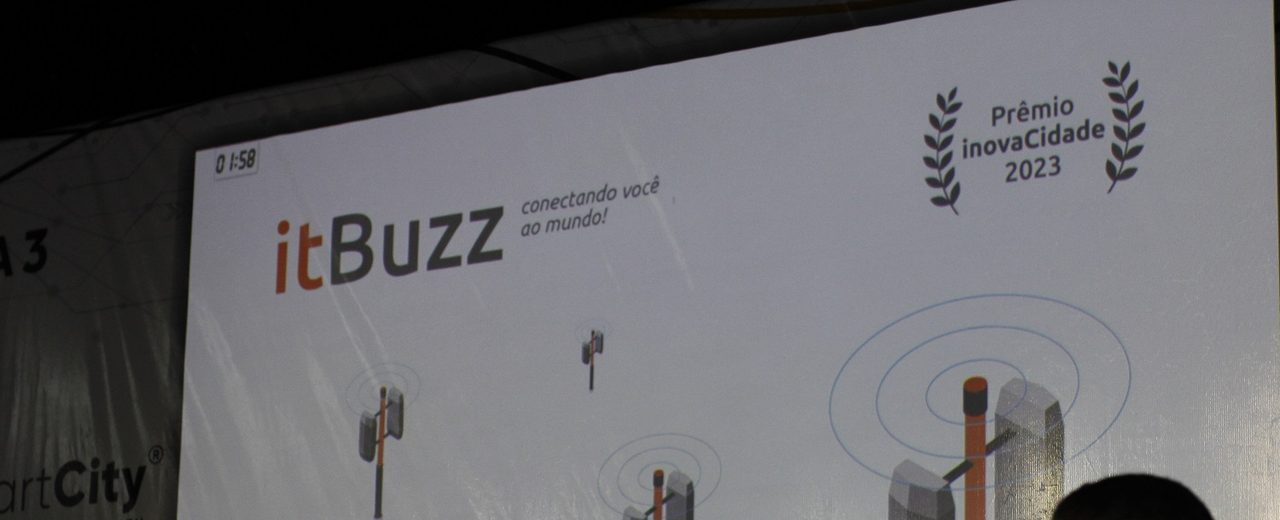 Estande do itBuzz com o selo do Prêmio InovaCidade 2023 no Smart City Business America, em São Paulo