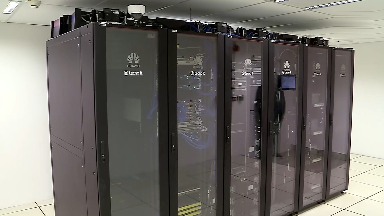 Data center da Assembleia Legislativa de Goiás, com a marca Tecno it