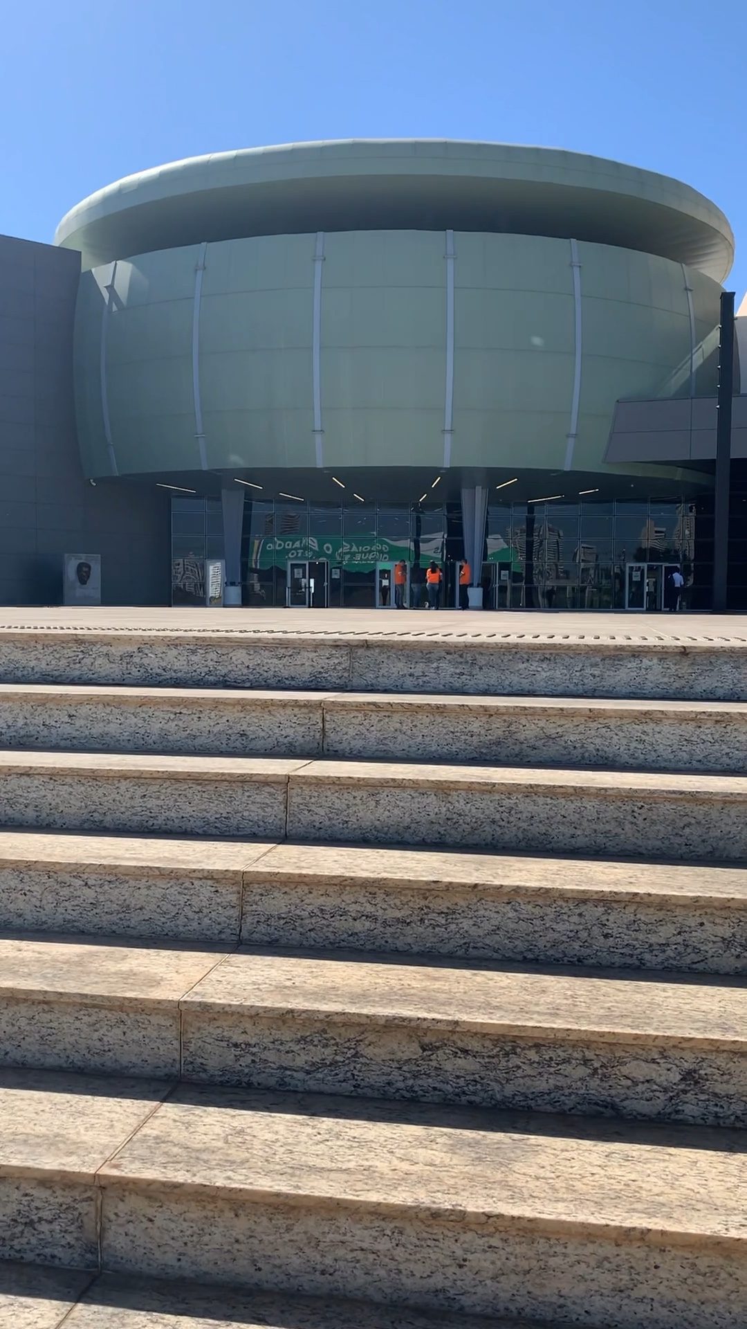Fachada e escadaria da sede da Assembleia Legislativa de Goiás