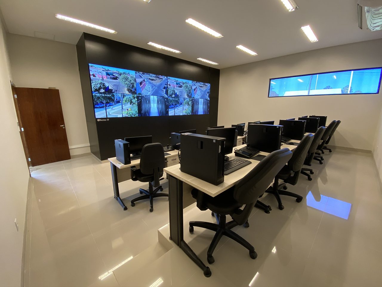 Sala de operação do CIT com videowall e estações de monitoramento