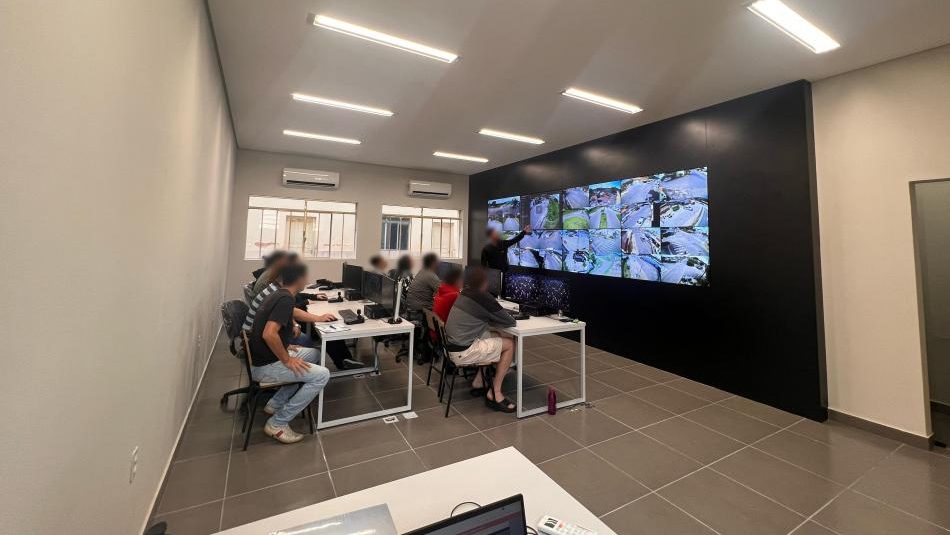 Treinamento dos operadores diante do videowall da central de Bom Despacho