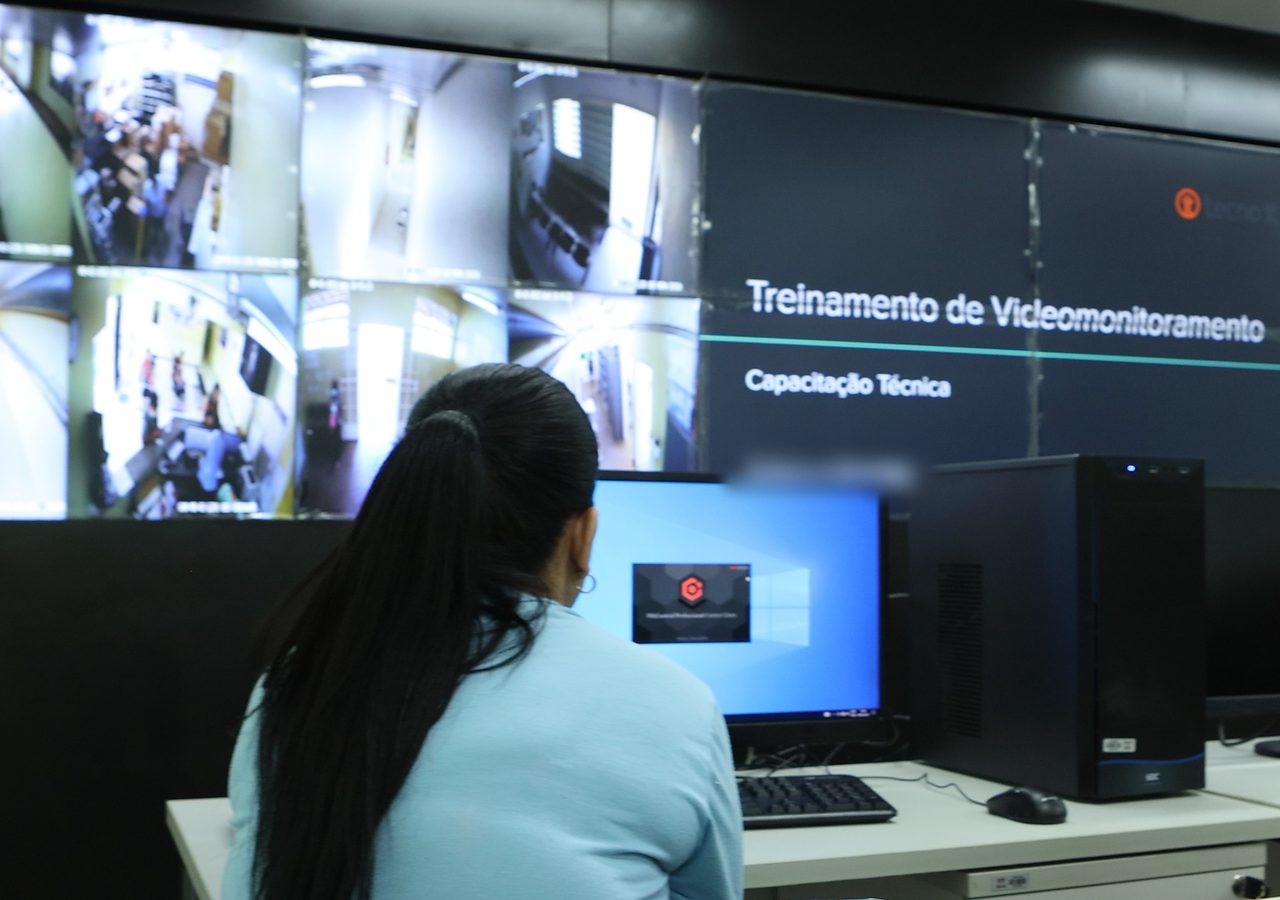 Treinamento de videomonitoramento no CIAP de Nova Lima (MG), com o videowall da central ao fundo