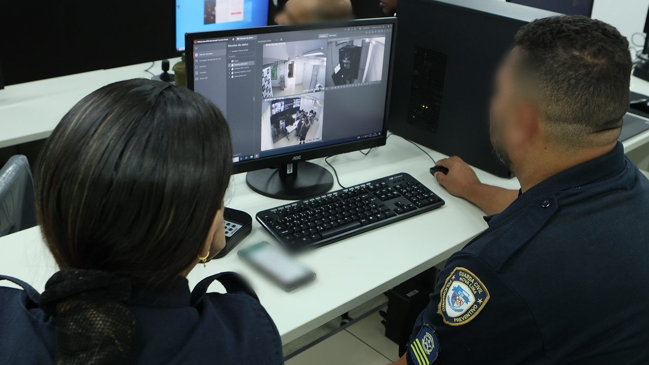 Guarda civil acompanha as imagens da cidade na central do CIAP de Nova Lima (MG)