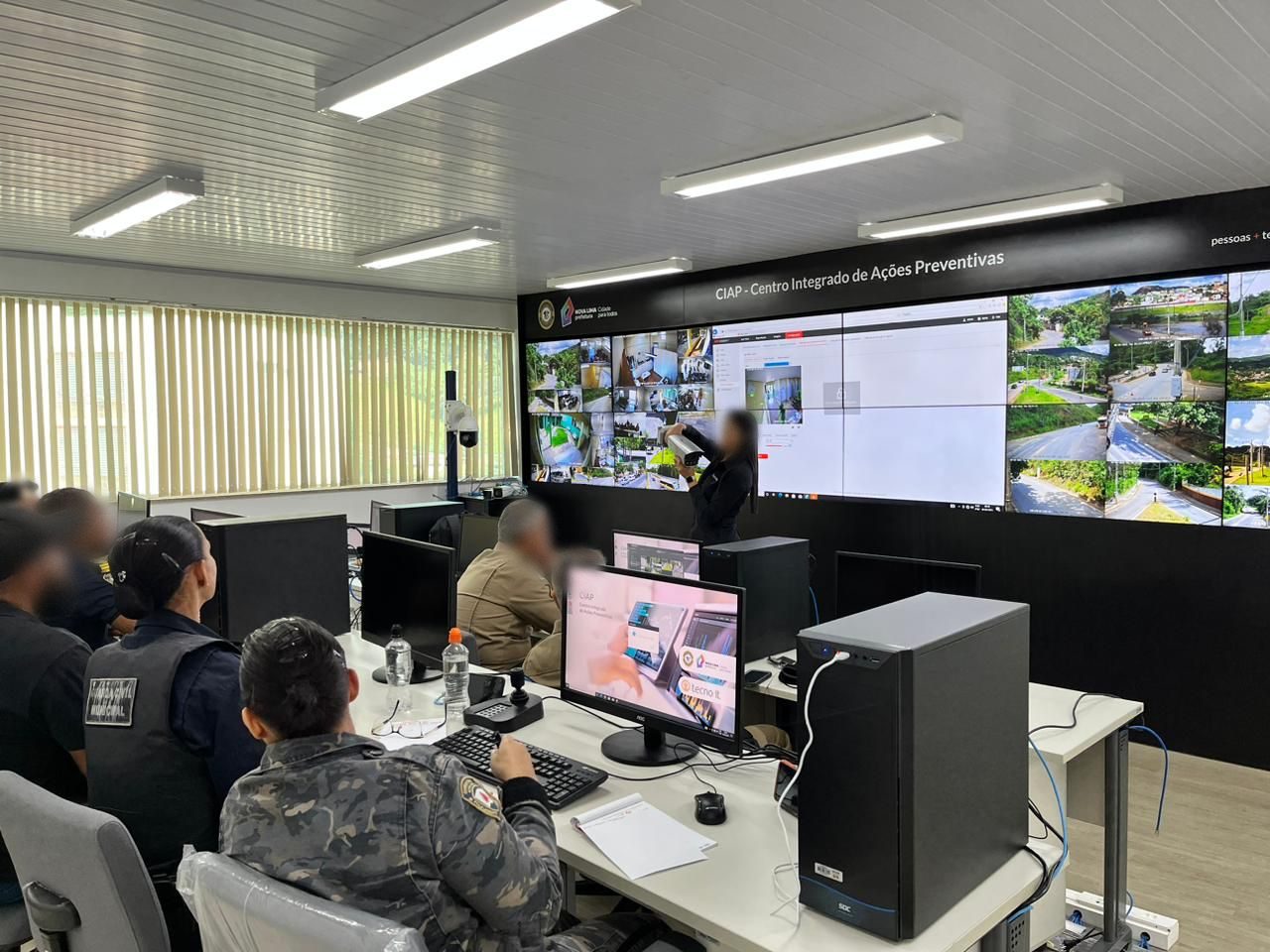 Agentes da Guarda Civil e da Polícia Militar diante do videowall do CIAP de Nova Lima