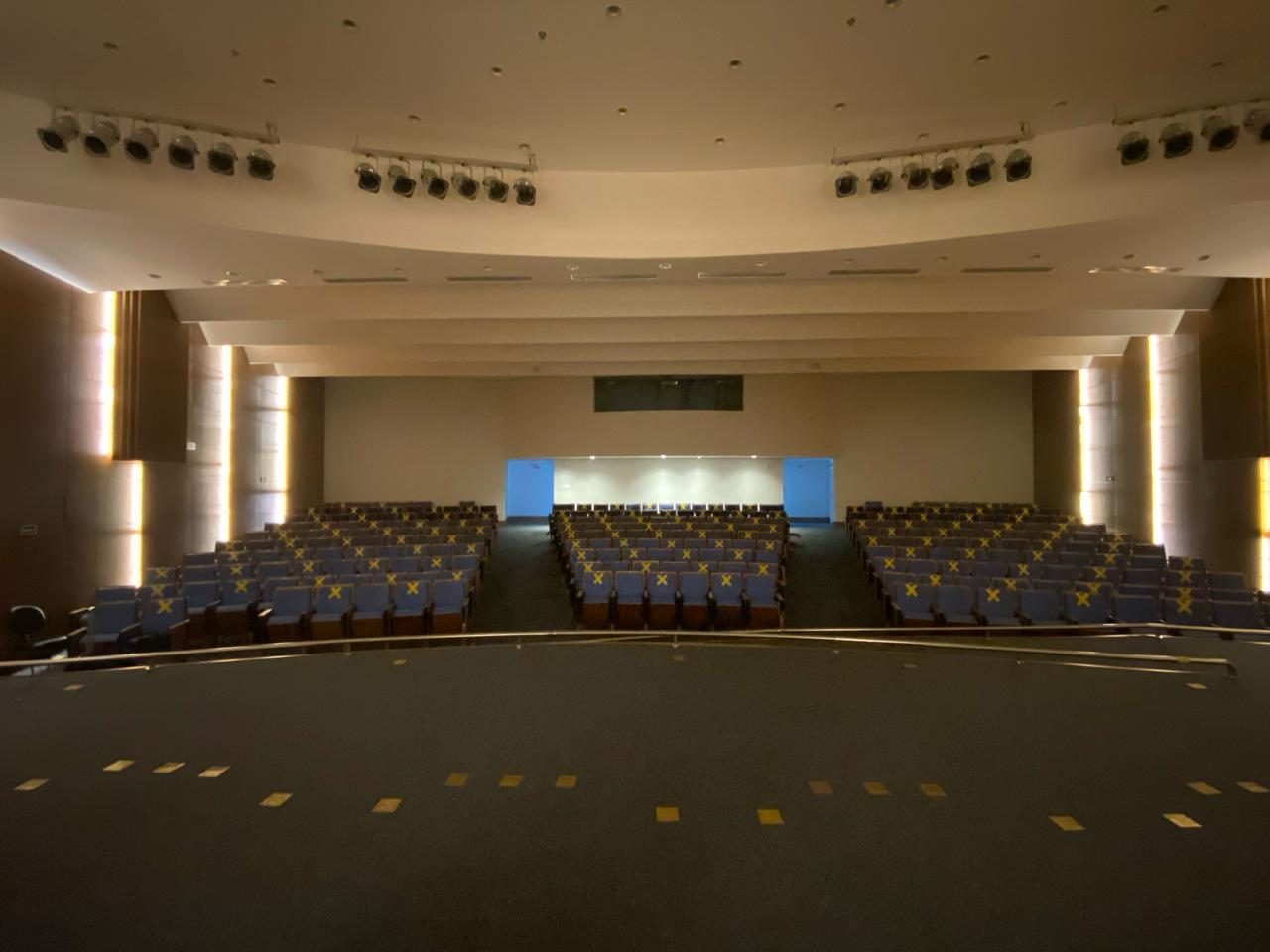 Auditório do TRT-17 com sonorização e iluminação integradas
