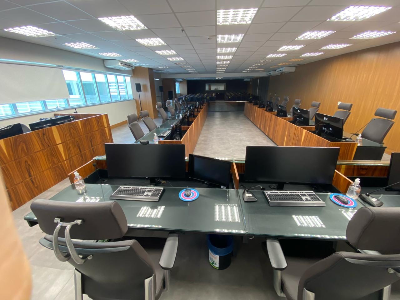 Sala de sessões do TRT-17, em Vitória (ES), com consoles e monitores na bancada