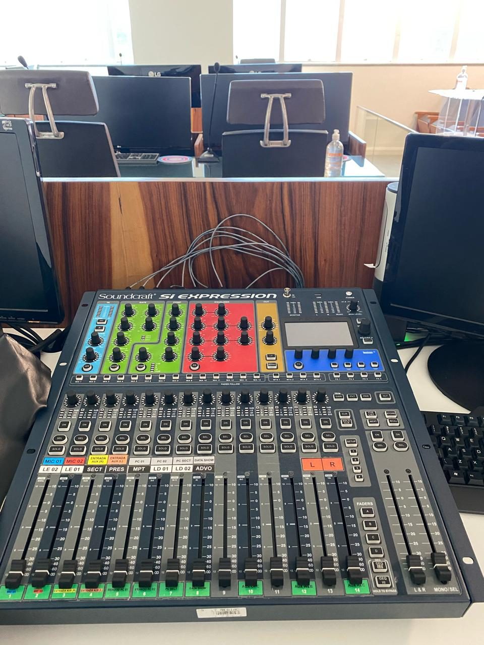 Mesa de som digital do sistema de áudio do TRT da 17ª Região, em Vitória (ES)