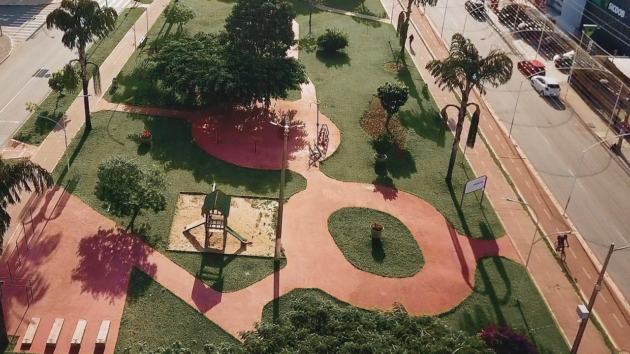 Vista aérea de praça linear e avenidas de Aparecida de Goiânia (GO)