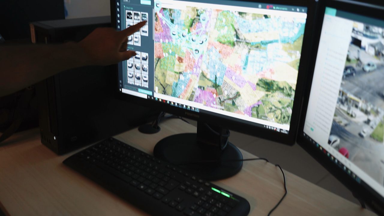 Plataforma de monitoramento com o mapa das câmeras da cidade, numa central municipal