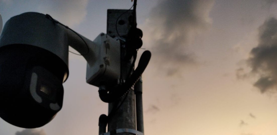 Câmera speed dome em silhueta contra o céu do fim de tarde em Aracaju (SE)