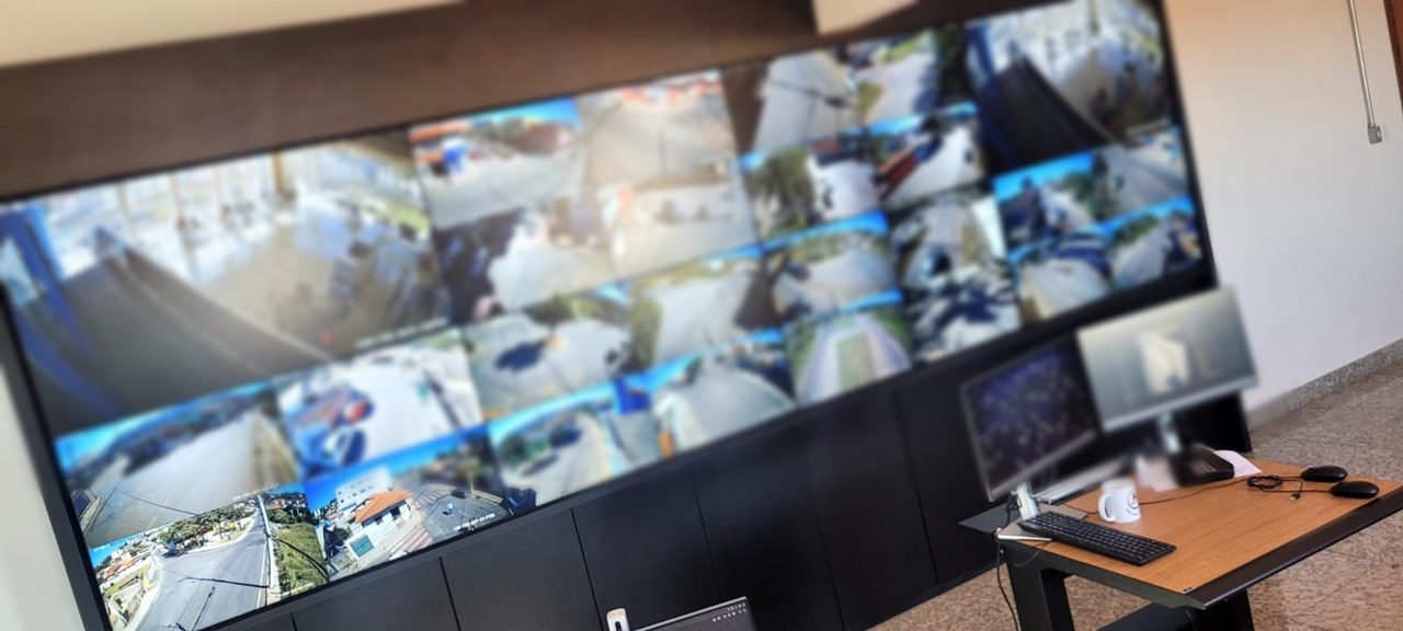 Videowall da central de monitoramento de Brumadinho (MG) com imagens das câmeras da cidade
