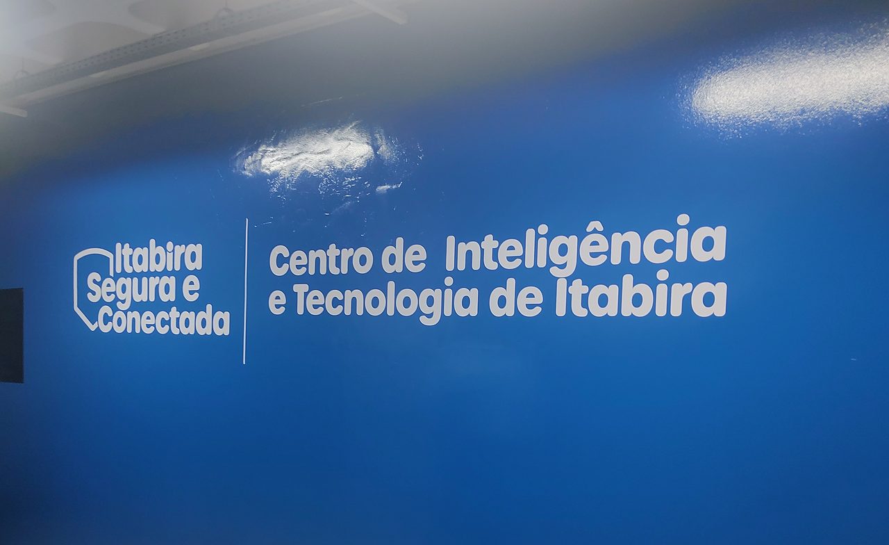 Parede azul com a marca "Itabira Segura e Conectada" e o nome do Centro de Inteligência e Tecnologia de Itabira (MG)