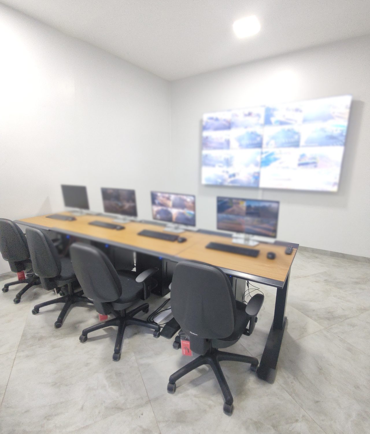 Estações de operação em linha e videowall na central de videomonitoramento de Paraíso do Tocantins (TO)