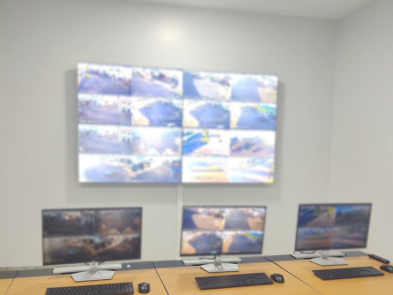 Central de videomonitoramento de Paraíso do Tocantins (TO): videowall com imagens das ruas e estações de operação