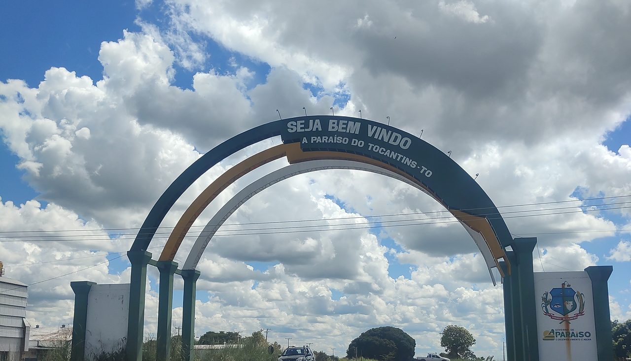 Portal "Seja bem-vindo a Paraíso do Tocantins" na entrada da cidade, sob céu com nuvens