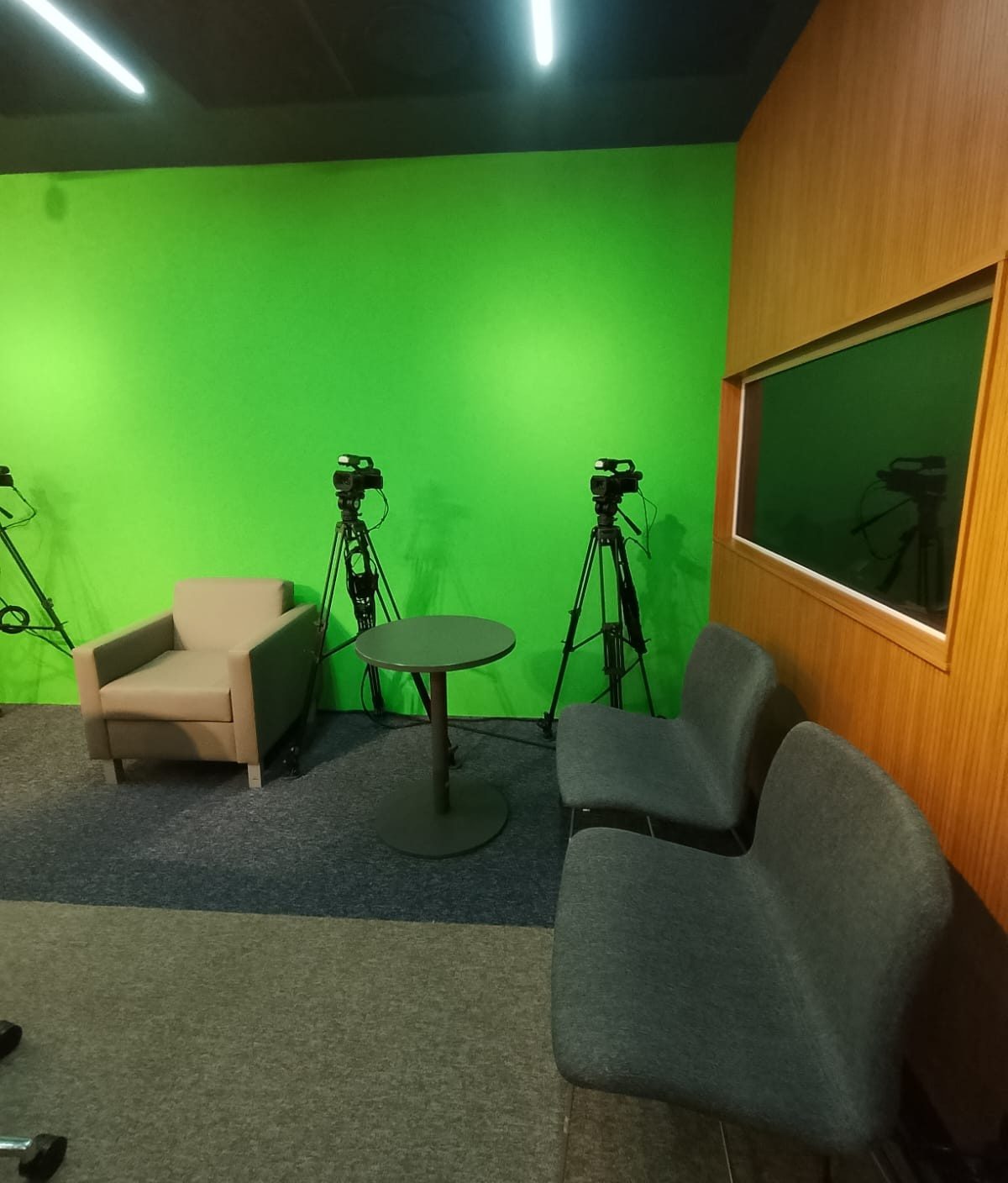 Fundo verde de chroma key com câmeras em tripés e poltrona no estúdio do Conselho Federal de Medicina